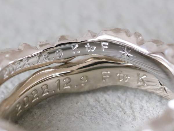 プラチナとホワイトゴールドの結婚指輪内側の手打ち刻印