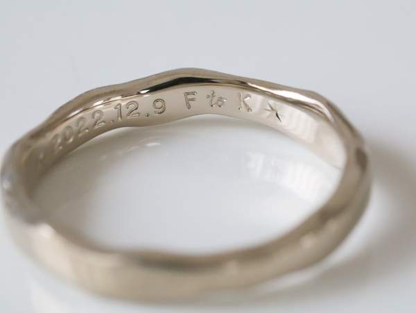 男性用１８金ホワイトゴールドの結婚指輪内側の刻印
