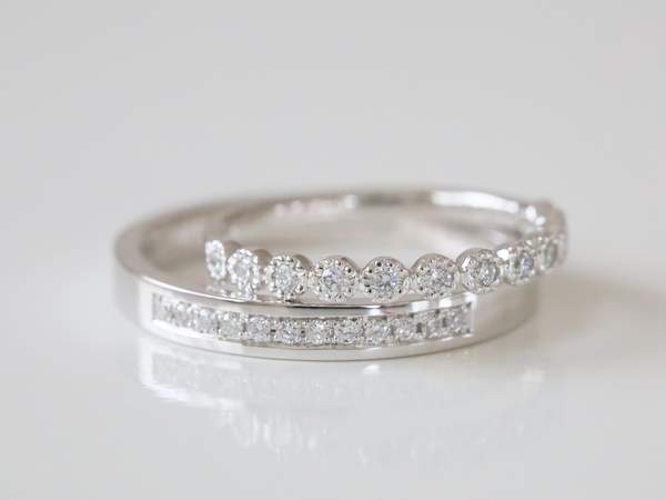 プラチナにミルグレインのリングと平打ちリングの結婚指輪のペア