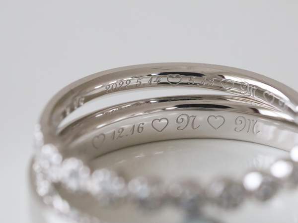 プラチナの結婚指輪内側のレーザー刻印