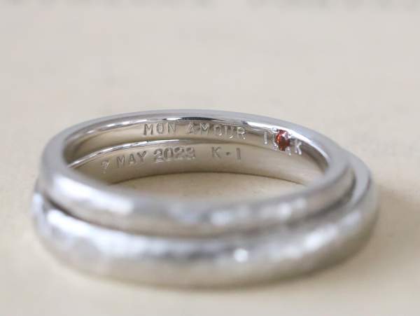 Pt900の結婚指輪内側に刻印とガーネット
