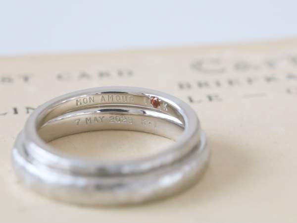 プラチナの婚約指輪の内側に記念日とイニシャルの刻印