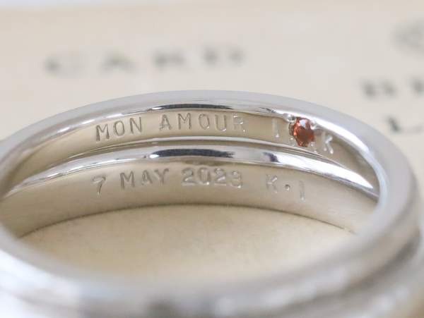 Pt900の結婚指輪内側に刻印とガーネット石留