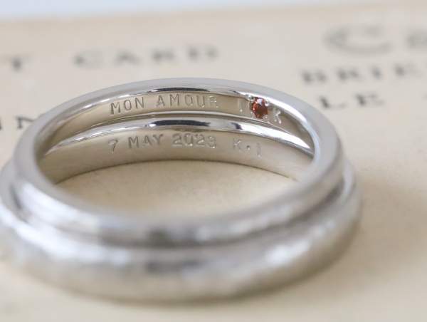 結婚指輪内側に刻印とガーネット石留