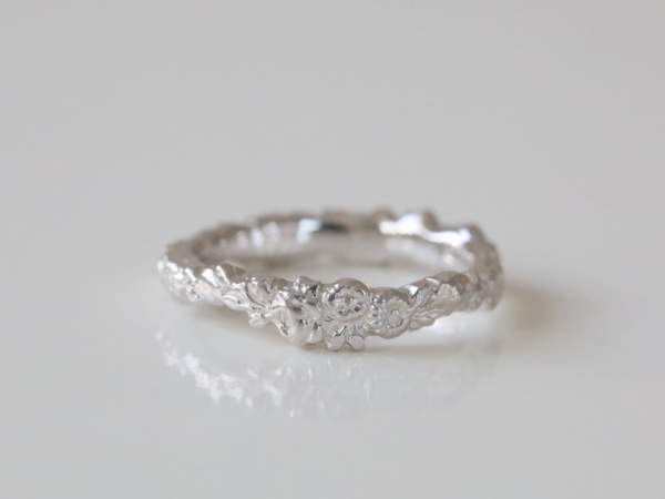花冠デザインのプラチナの女性用結婚指輪