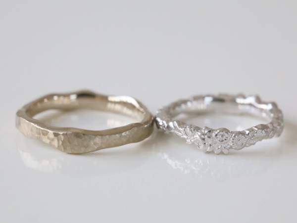 プラチナとをワイトゴールドの花冠デザインの結婚指輪
