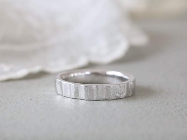 幅広で表面にヤスリ目の入った結婚指輪