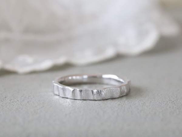 幅細にヤスリ目の入ったプラチナの結婚指輪