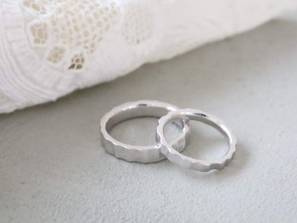 ヤスリ目の入ったプラチナの結婚指輪ペア