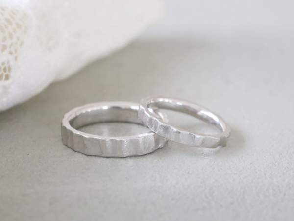 表面にヤスリ目の入ったプラチナの結婚指輪のペア