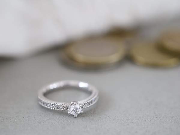 プラチナにダイヤが入った婚約指輪と６ペンスコイン