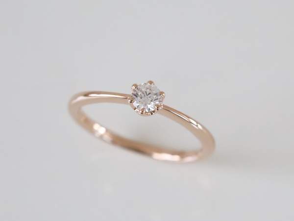 ピンクゴールドのソリテールの婚約指輪
