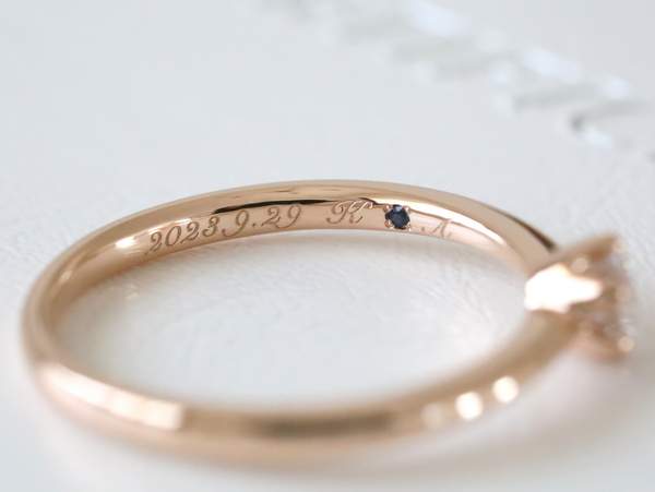 婚約指輪内側の刻印とサファイア
