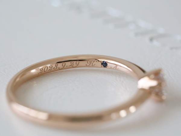 ピンクゴールドの婚約指輪内側の刻印と誕生石サファイヤ