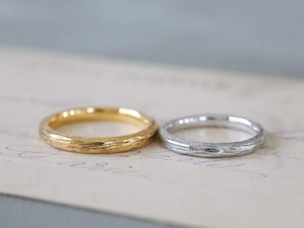 木の幹のようなテクスチャの入った金とプラチナの結婚指輪