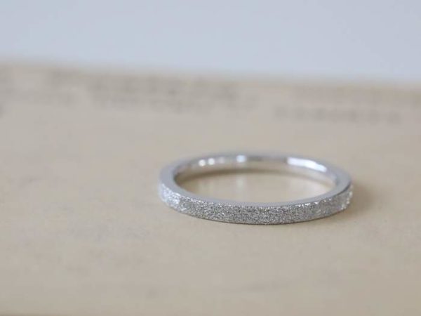 表面にキラキラ凹凸のあるプラチナの結婚指輪