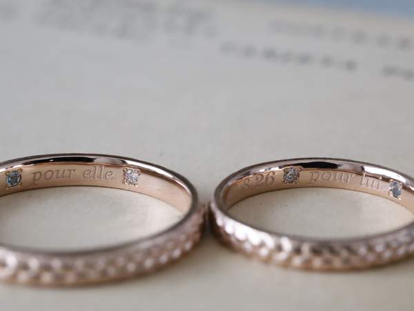 ピンクゴールド結婚指輪内側に刻印