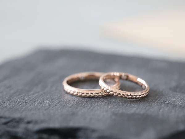 ピンクゴールドの結婚指輪のペア