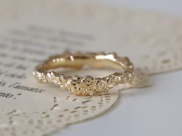 花冠デザインのゴールドの指輪