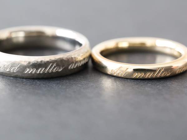 刻印が入った金とプラチナの結婚指輪