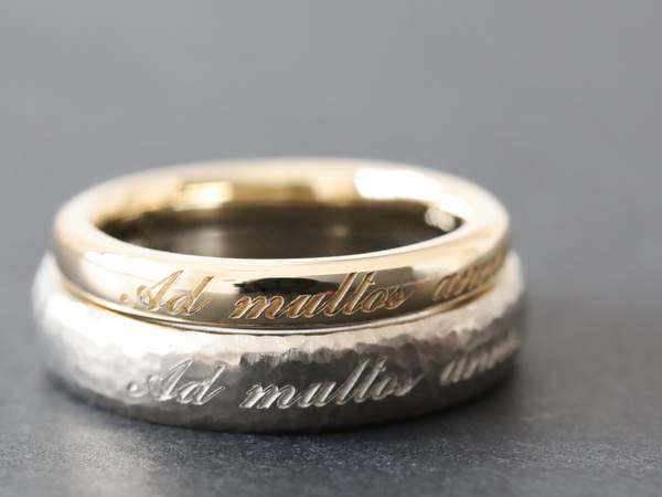 金とプラチナの刻印入り結婚指輪
