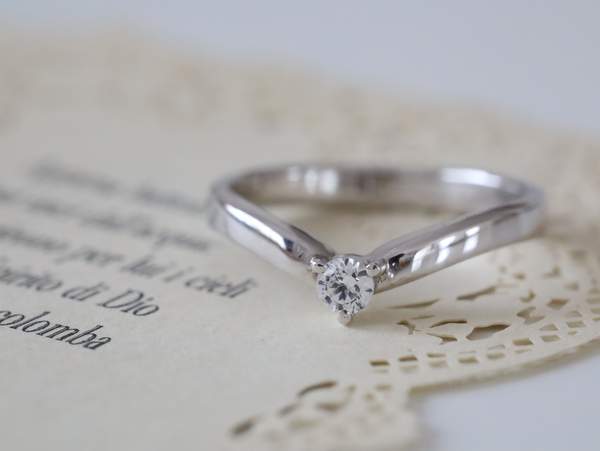 ダイヤモンドのプラチナV字の婚約指輪