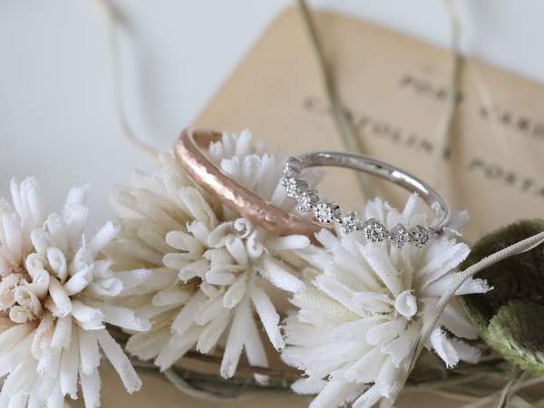 布花の上に置いたペアの結婚指輪