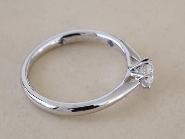 ダイヤモンドの婚約指輪側面