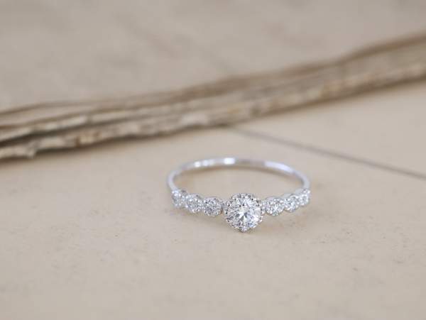シロツメグサデザインにダイヤモンドを配した婚約指輪