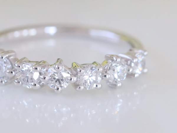 メレ―ダイヤモンドの爪留めアップ