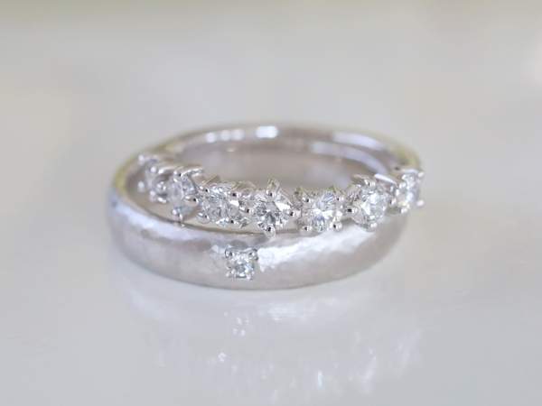 槌目とダイヤモンドが入ったプラチナの結婚指輪