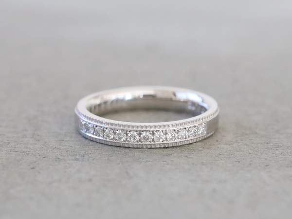 プラチナにメレーダイヤが石留された指輪