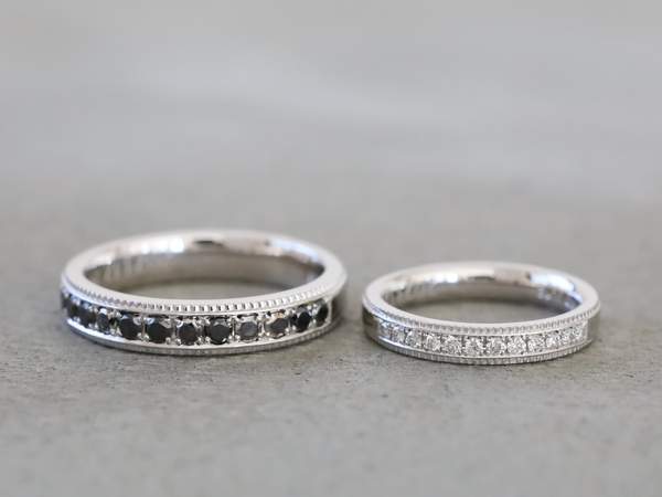 プラチナにブラックダイヤと透明ダイヤの結婚指輪ペア