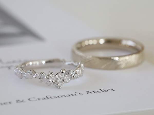 プラチナとホワイトゴールドの結婚指輪ペア