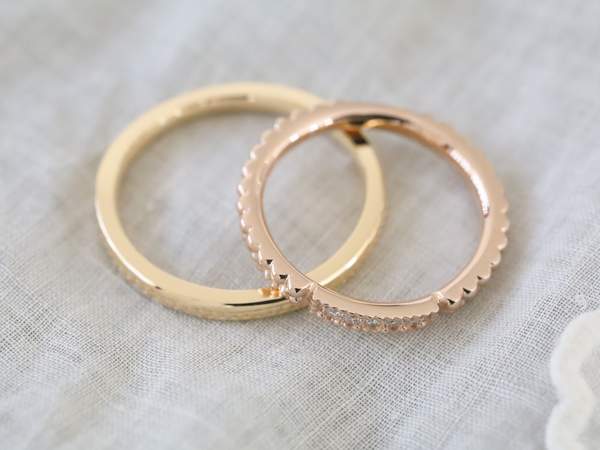 金とピンクゴールドの結婚指輪側面
