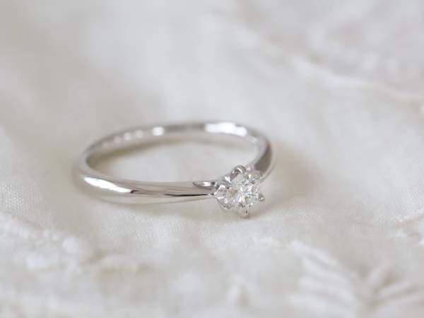 一粒ダイヤの婚約指輪