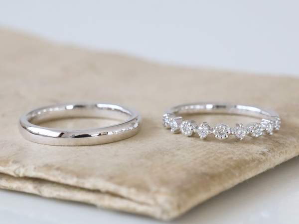甲丸とメレーダイヤのプラチナ結婚指輪