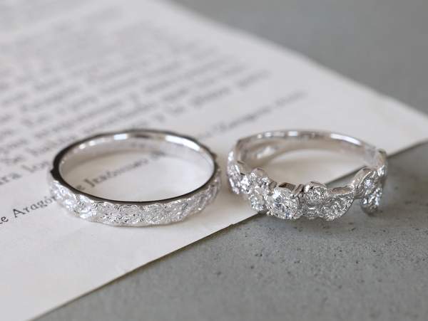 ダイヤモンドの指輪とテクスチャー入りプラチナの指輪