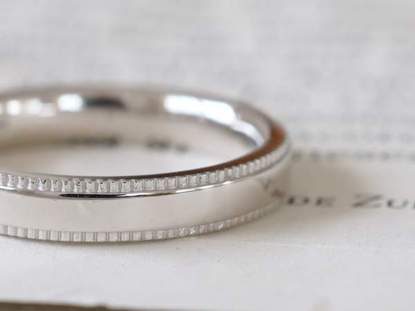 プラチナミルグレインの指輪アップ