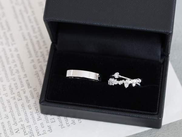 リングケースに入ったプラチナの結婚指輪