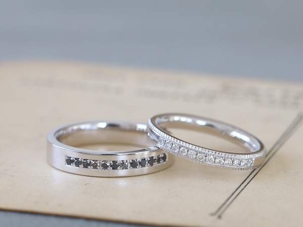 ブラックダイヤと透明ダイヤのプラチナ結婚指輪