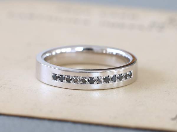 ブラックダイヤ入りプラチナ平打ちリング