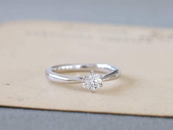 プラチナダイヤモンドソリターリオリング