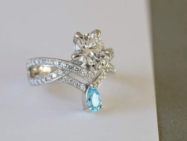 ダイヤモンドとブルートパーズのプラチナリング