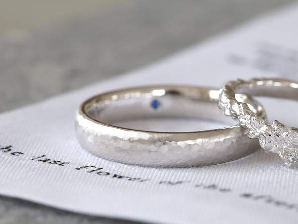 プラチナ槌目入り甲丸リング