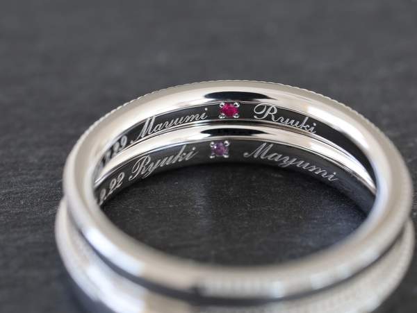 結婚指輪内側の刻印とルビーとアメシスト