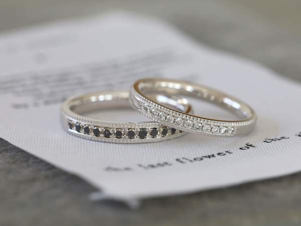 ブラックダイヤとホワイトダイヤの結婚指輪2本