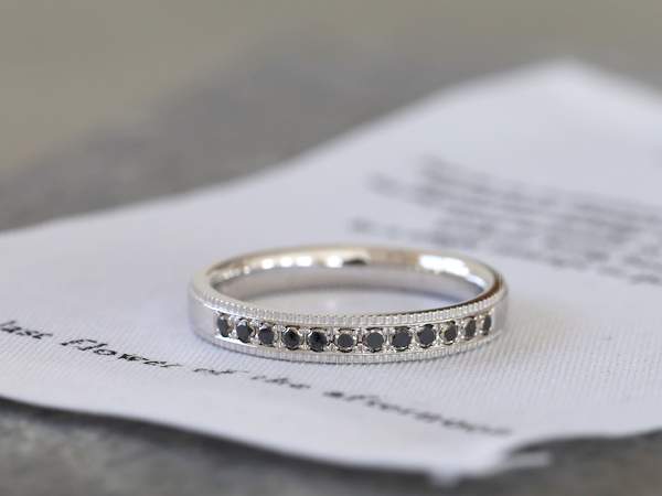 ブラックメレーダイヤのプラチナリング