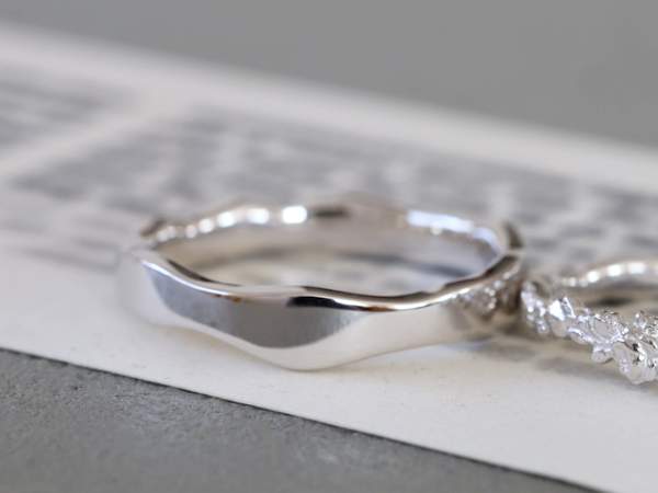 ウエーブのあるプラチナの指輪