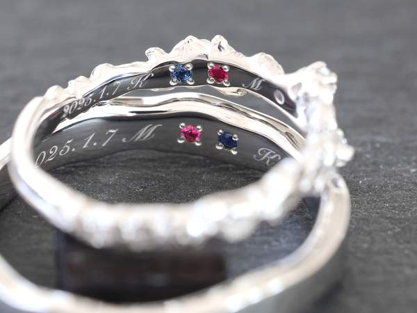 結婚指輪内側の刻印とルビーとサファイヤ